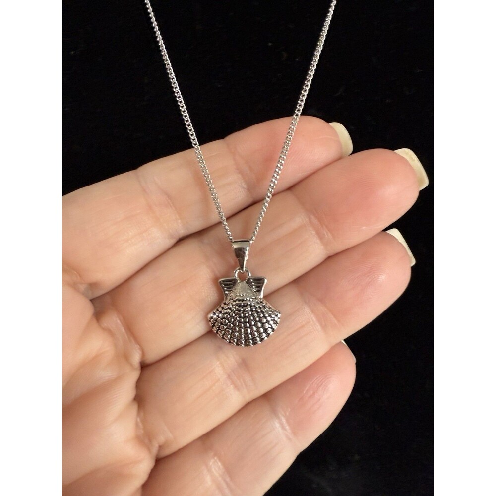 EDCO Mini Sea Shell Shaped Pendant Necklace Silvertone Beach Ocean